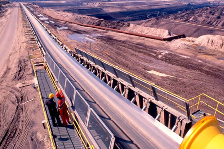 trabalhadores com correias trasportadora na industria