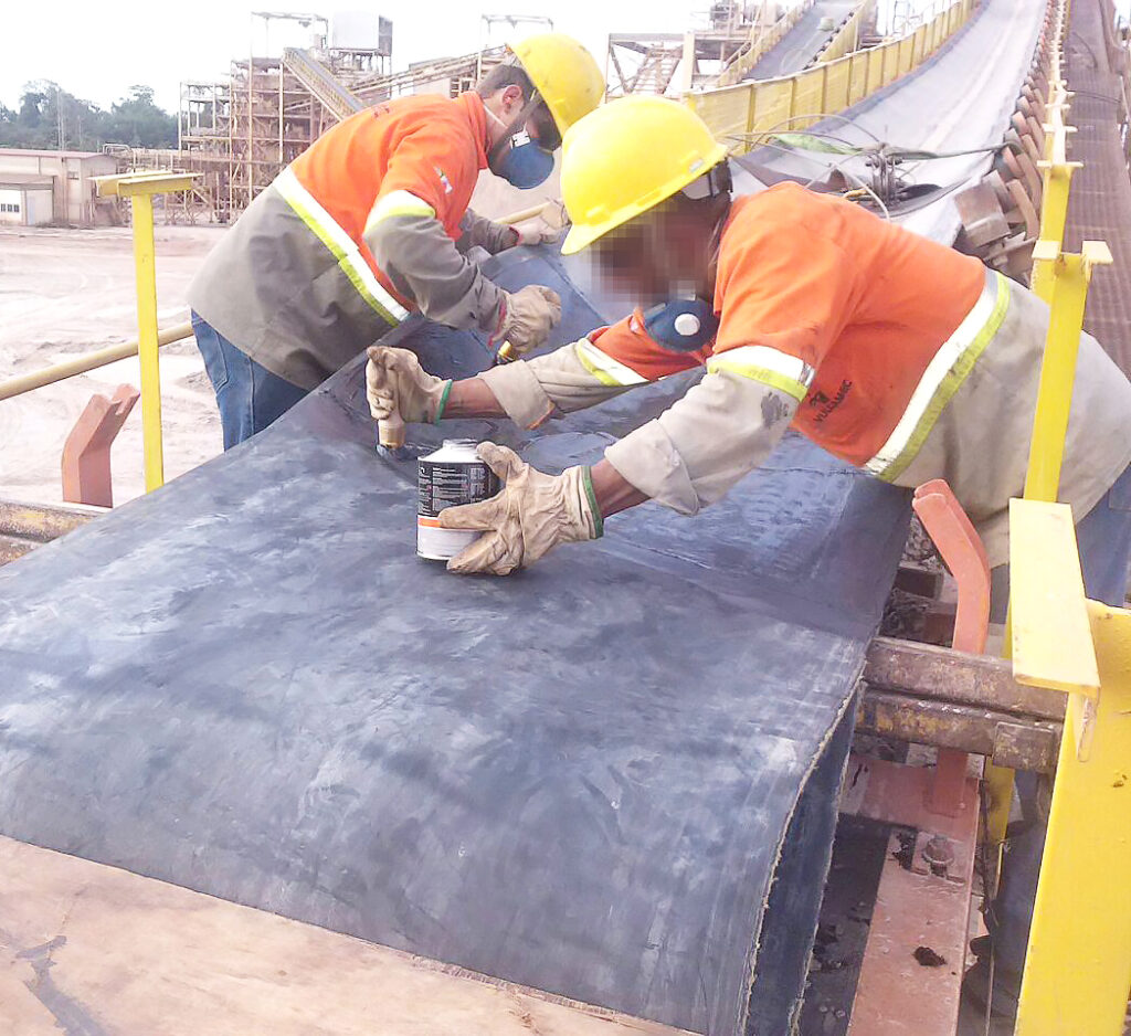 homem fazendo manutençao de correias transportadoras