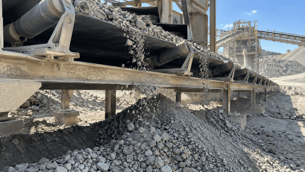 derramamento de material na correia transportadora